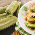 ਇਸ ਆਟੇ ਵਿੱਚ ਜ਼ੁਚੀਨੀ ​​ਸਭ ਤੋਂ ਪਹਿਲਾਂ ਮੇਜ਼ ਤੋਂ ਹਟਣ